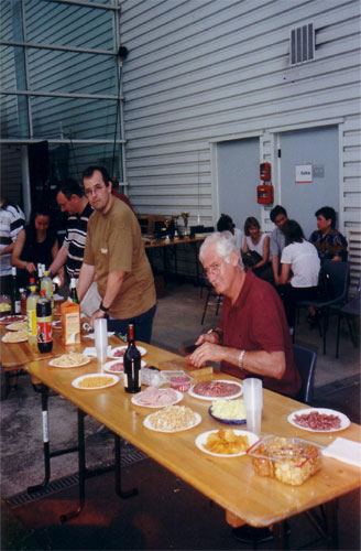 Paul en plein saucissonnage... le buffet prend tournure...