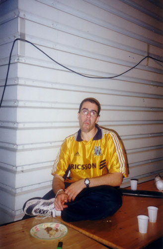 Laurent reprenant des forces avant de repartir au FutSal... Allez l'OM